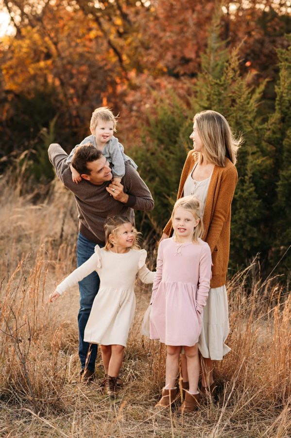 Dad with his toddler on his shoulders during a fall family session — family photography in the Kansas City area